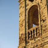Dall�esterno la torre appare divisa in pi� ordini con delle cornici spartipiano, con la parte superiore �forata� da finestre ad arco balaustrate